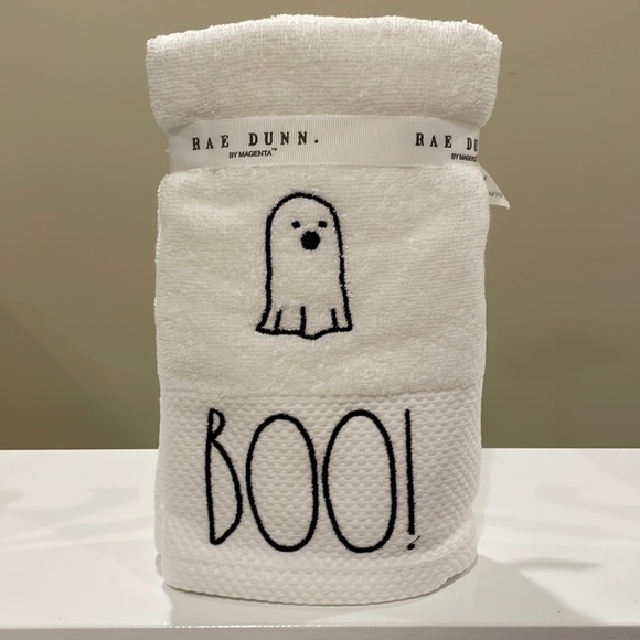 NWT Rae Dunn Set of 2 BOO Halloween Hand Towels - Picture 1 of 4